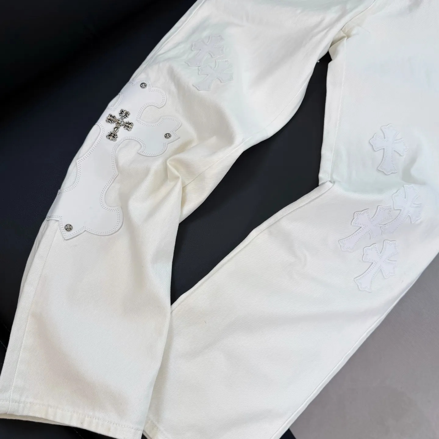 P300 Style number: D297 Chrome Hearts White Ox King Size: 28, 30, 32, 34 (S-XL) Color: White Size reference: Pants length 100 102 104 106 106 Waist 72 76 80 84 88 Recommended weight S (about 110 pounds) M (about 120 pounds) L (about 140 pounds) XL (around 165)